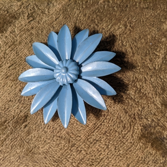 Daisy pin blue - Picture 1 of 1